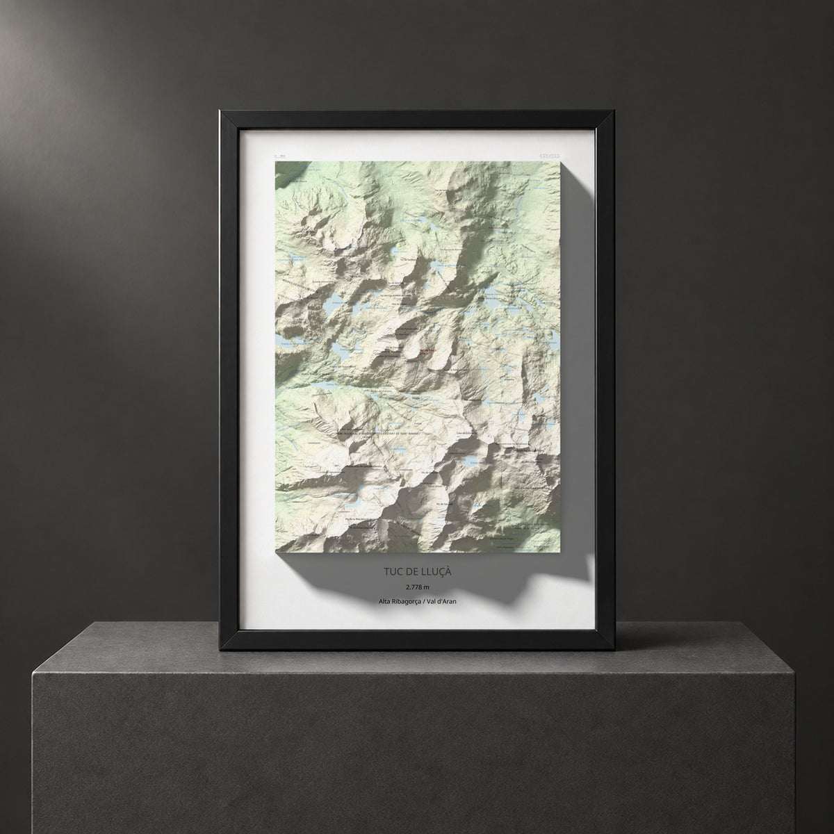 Mapa de relieve de Tuc de Lluçà, 2778 m, Alta Ribagorça · Val d'Aran, lámina 100 Cims de Trobart. Presentación enmarcada. 50 × 70 cm.