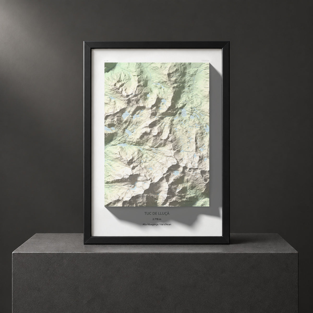 Mapa de relieve de Tuc de Lluçà, 2778 m, Alta Ribagorça · Val d'Aran, lámina 100 Cims de Trobart. Presentación enmarcada. 70 × 100 cm.