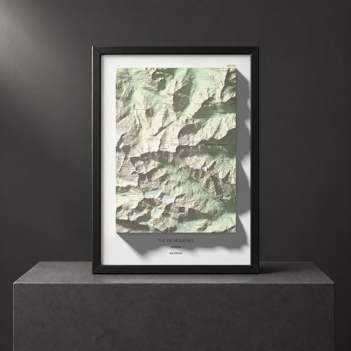 Mapa de relieve de Tuc de Molières, 3010 m, Val d'Aran, lámina 100 Cims de Trobart. Presentación enmarcada. 50 × 70 cm.