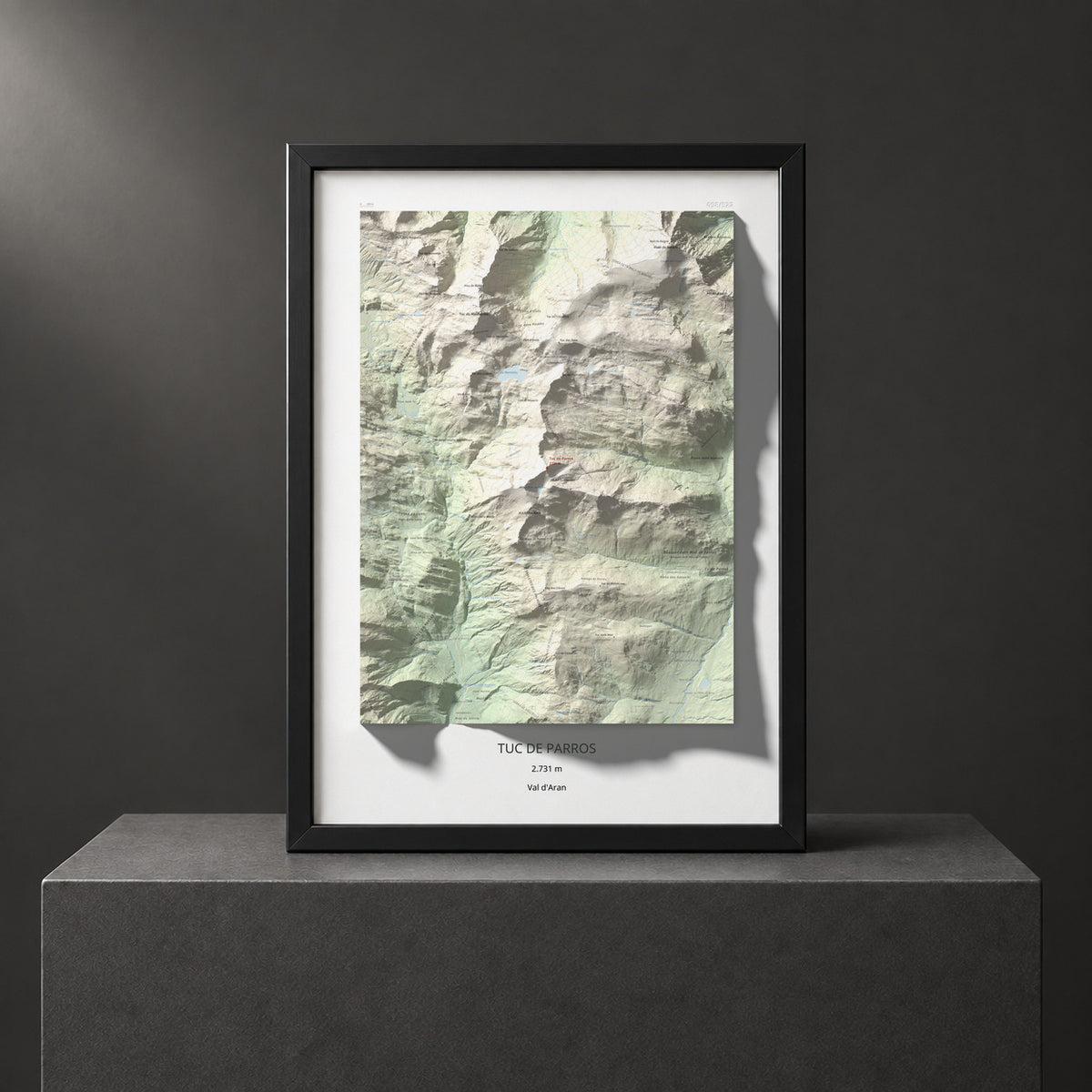 Mapa de relieve de Tuc de Parros, 2731 m, Val d'Aran, lámina 100 Cims de Trobart. Presentación enmarcada. 50 × 70 cm.