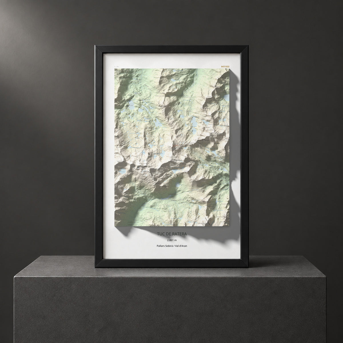 Mapa de relieve de Tuc de Ratera, 2861 m, Pallars Sobirà · Val d'Aran, lámina 100 Cims de Trobart. Presentación enmarcada. 61 × 91 cm.