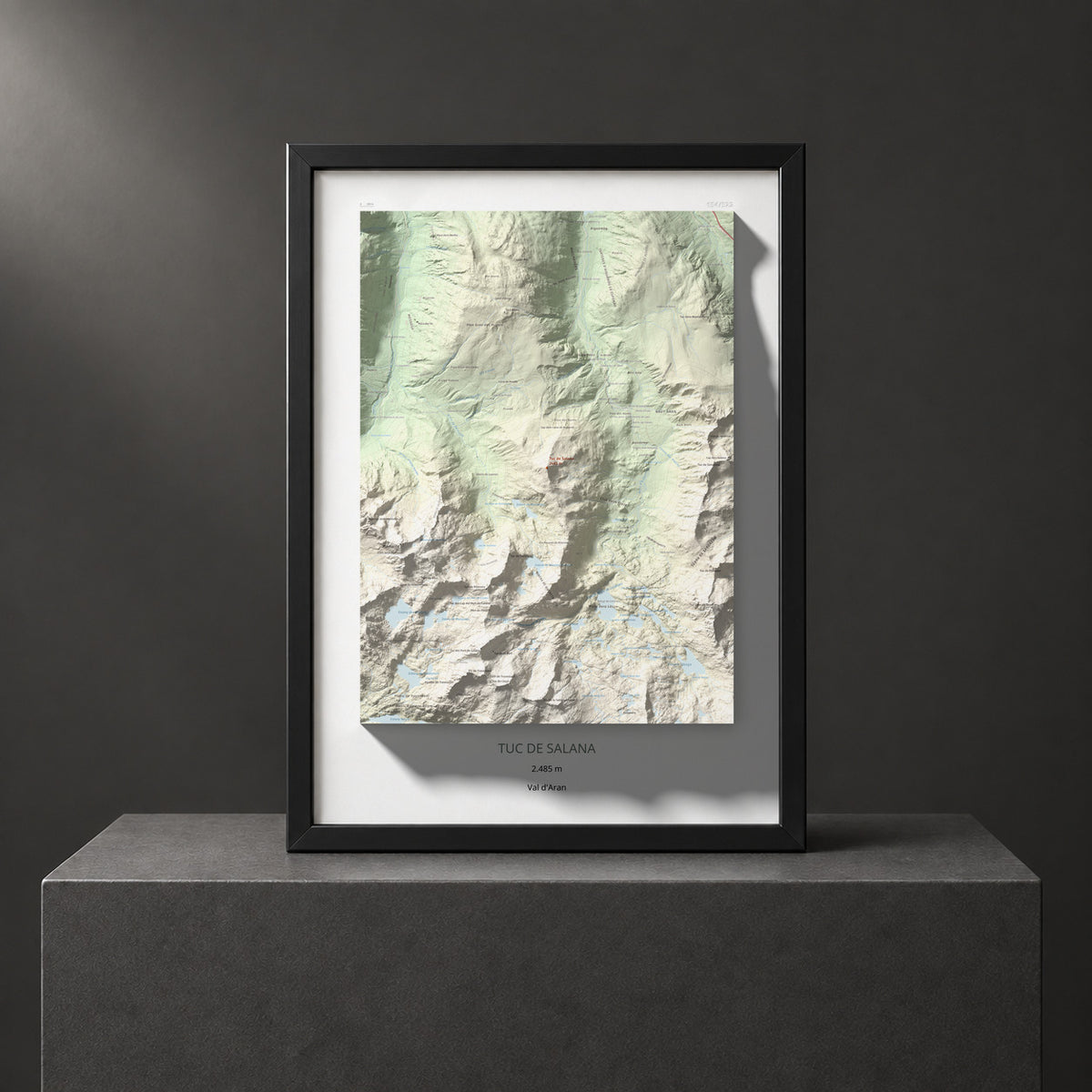 Mapa de relieve de Tuc de Salana, 2485 m, Val d'Aran, lámina 100 Cims de Trobart. Presentación enmarcada. 50 × 70 cm.