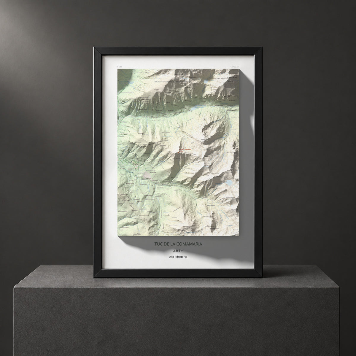 Mapa de relieve de Tuc de la Comamarja, 2562 m, Alta Ribagorça, lámina 100 Cims de Trobart. Presentación enmarcada. 50 × 70 cm.