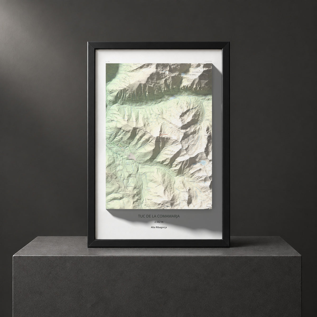 Mapa de relieve de Tuc de la Comamarja, 2562 m, Alta Ribagorça, lámina 100 Cims de Trobart. Presentación enmarcada. 61 × 91 cm.