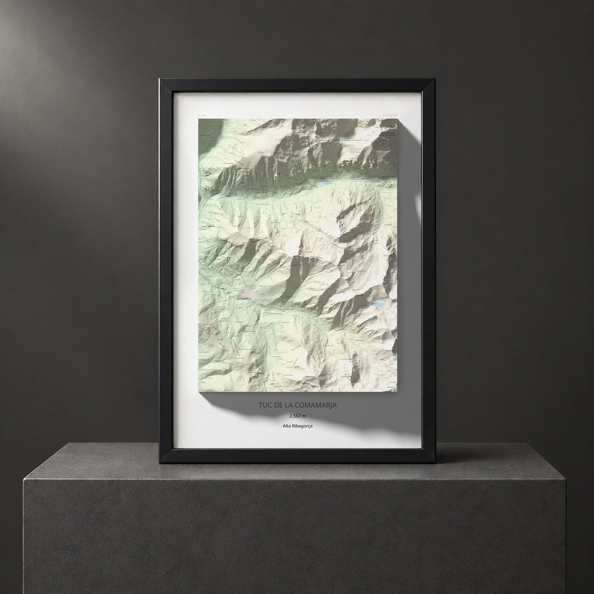 Mapa de relieve de Tuc de la Comamarja, 2562 m, Alta Ribagorça, lámina 100 Cims de Trobart. Presentación enmarcada. 70 × 100 cm.
