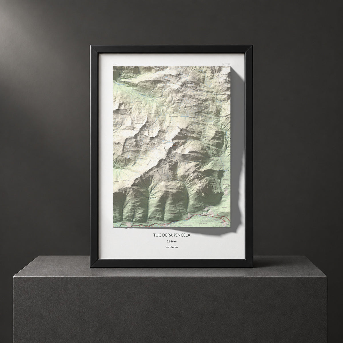 Mapa de relieve de Tuc dera Pincèla, 2536 m, Val d'Aran, lámina 100 Cims de Trobart. Presentación enmarcada. 50 × 70 cm.