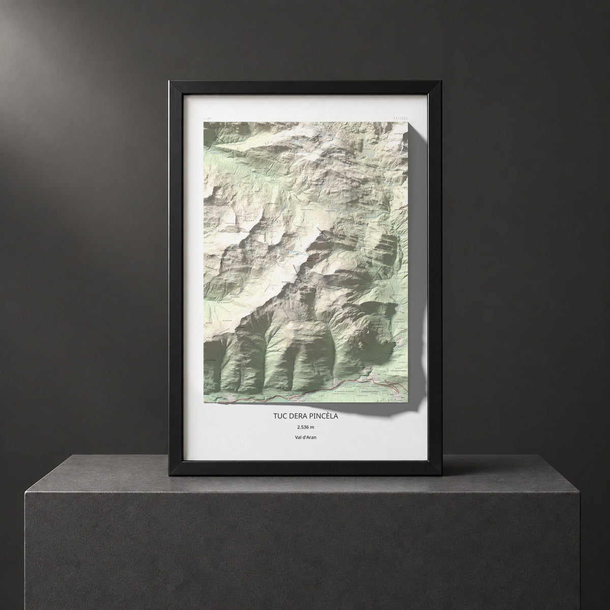 Mapa de relieve de Tuc dera Pincèla, 2536 m, Val d'Aran, lámina 100 Cims de Trobart. Presentación enmarcada. 61 × 91 cm.