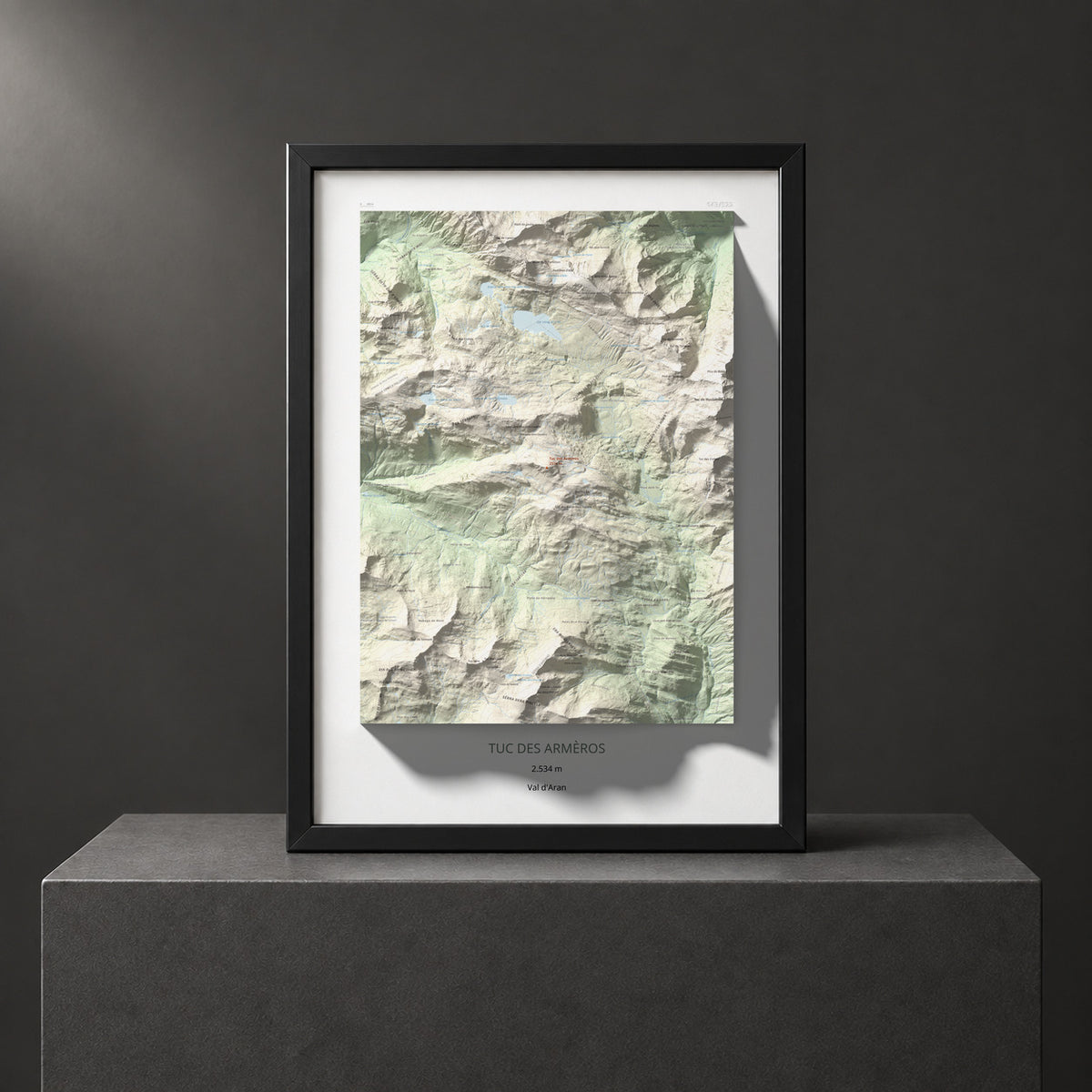 Mapa de relieve de Tuc des Armèros, 2534 m, Val d'Aran, lámina 100 Cims de Trobart. Presentación enmarcada. 50 × 70 cm.