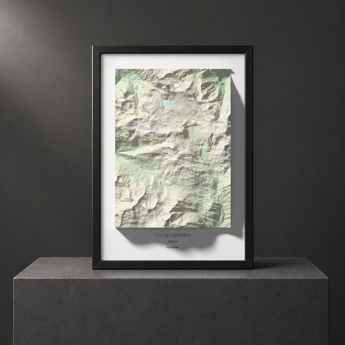 Mapa de relieve de Tuc des Armèros, 2534 m, Val d'Aran, lámina 100 Cims de Trobart. Presentación enmarcada. 70 × 100 cm.