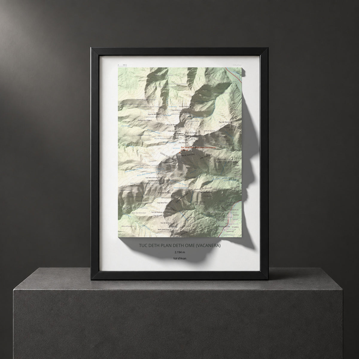 Mapa de relieve de Tuc deth Plan deth Ome (Vacanera), 2194 m, Val d'Aran, lámina 100 Cims de Trobart. Presentación enmarcada. 30 × 40 cm.