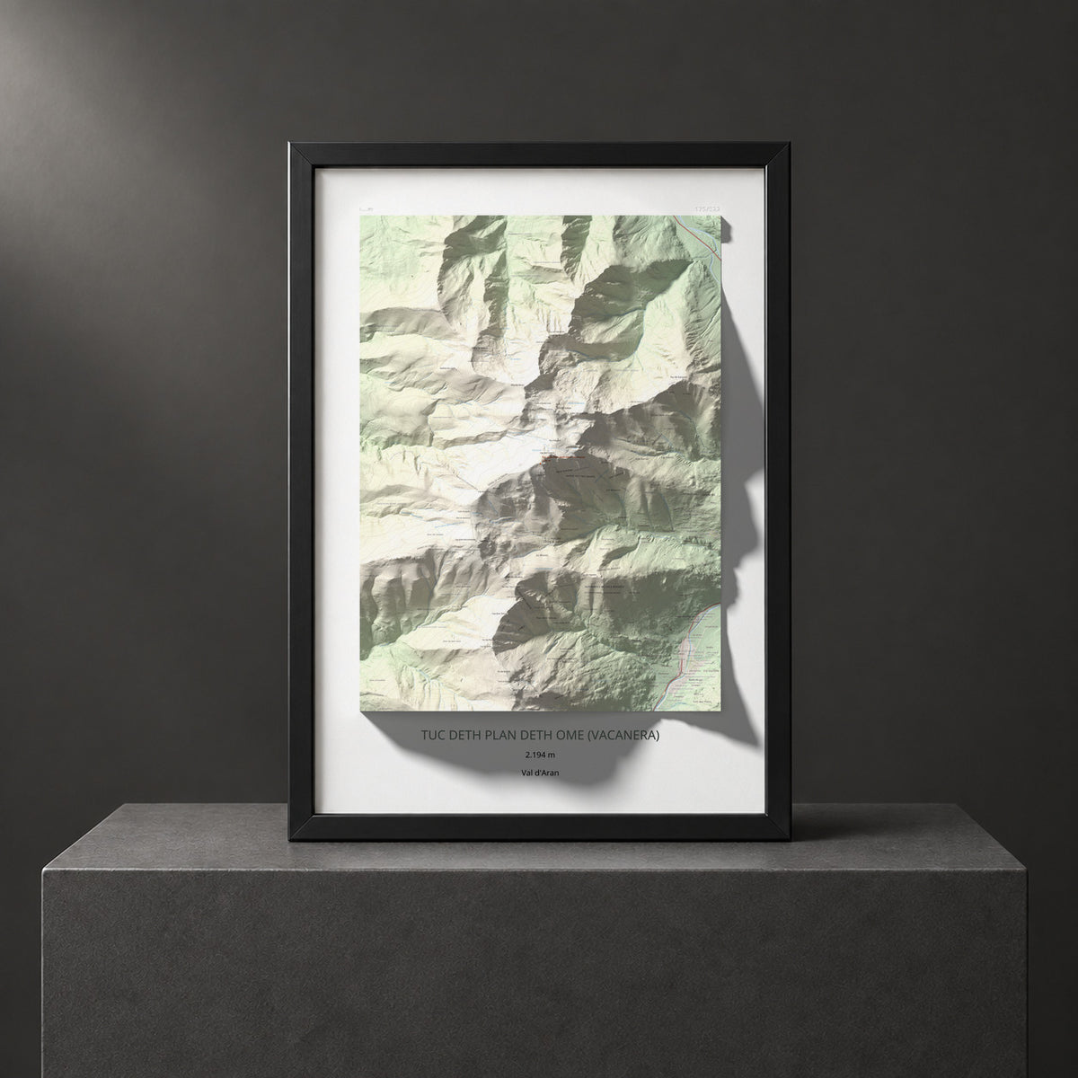 Mapa de relieve de Tuc deth Plan deth Ome (Vacanera), 2194 m, Val d'Aran, lámina 100 Cims de Trobart. Presentación enmarcada. 70 × 100 cm.