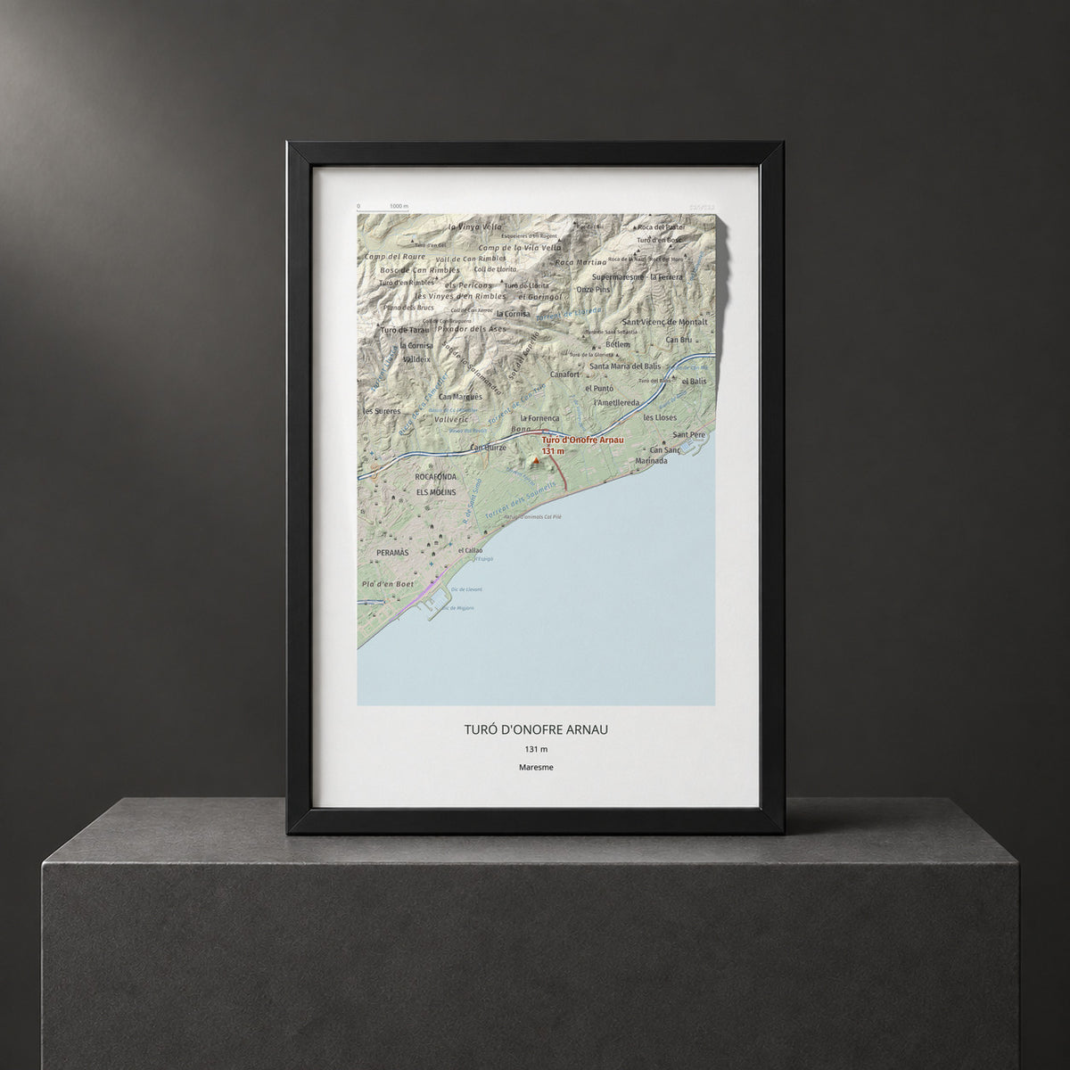 Mapa de relieve de Turó d'Onofre Arnau, 131 m, Maresme, lámina 100 Cims de Trobart. Presentación enmarcada. 21 × 30 cm.