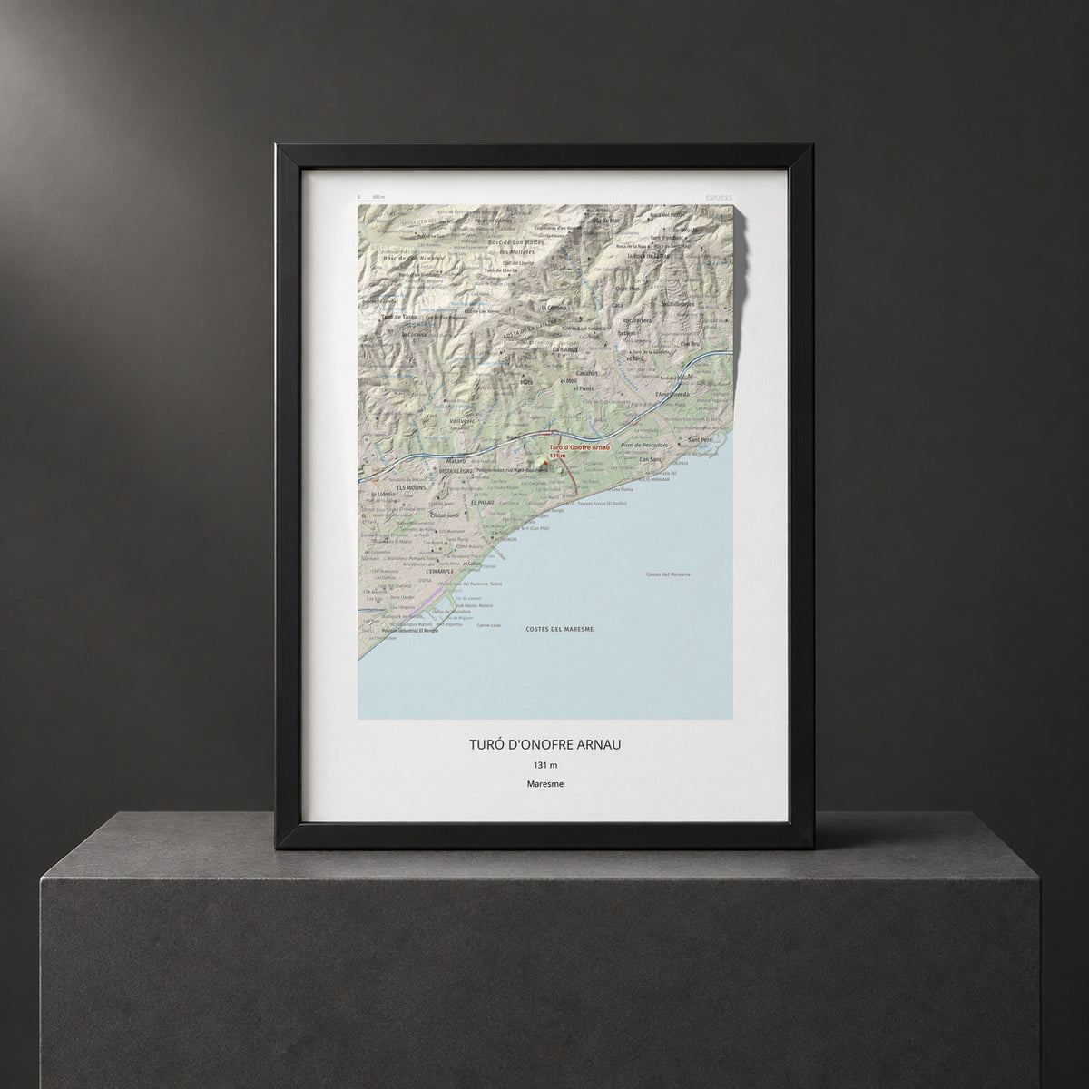 Mapa de relieve de Turó d'Onofre Arnau, 131 m, Maresme, lámina 100 Cims de Trobart. Presentación enmarcada. 30 × 40 cm.