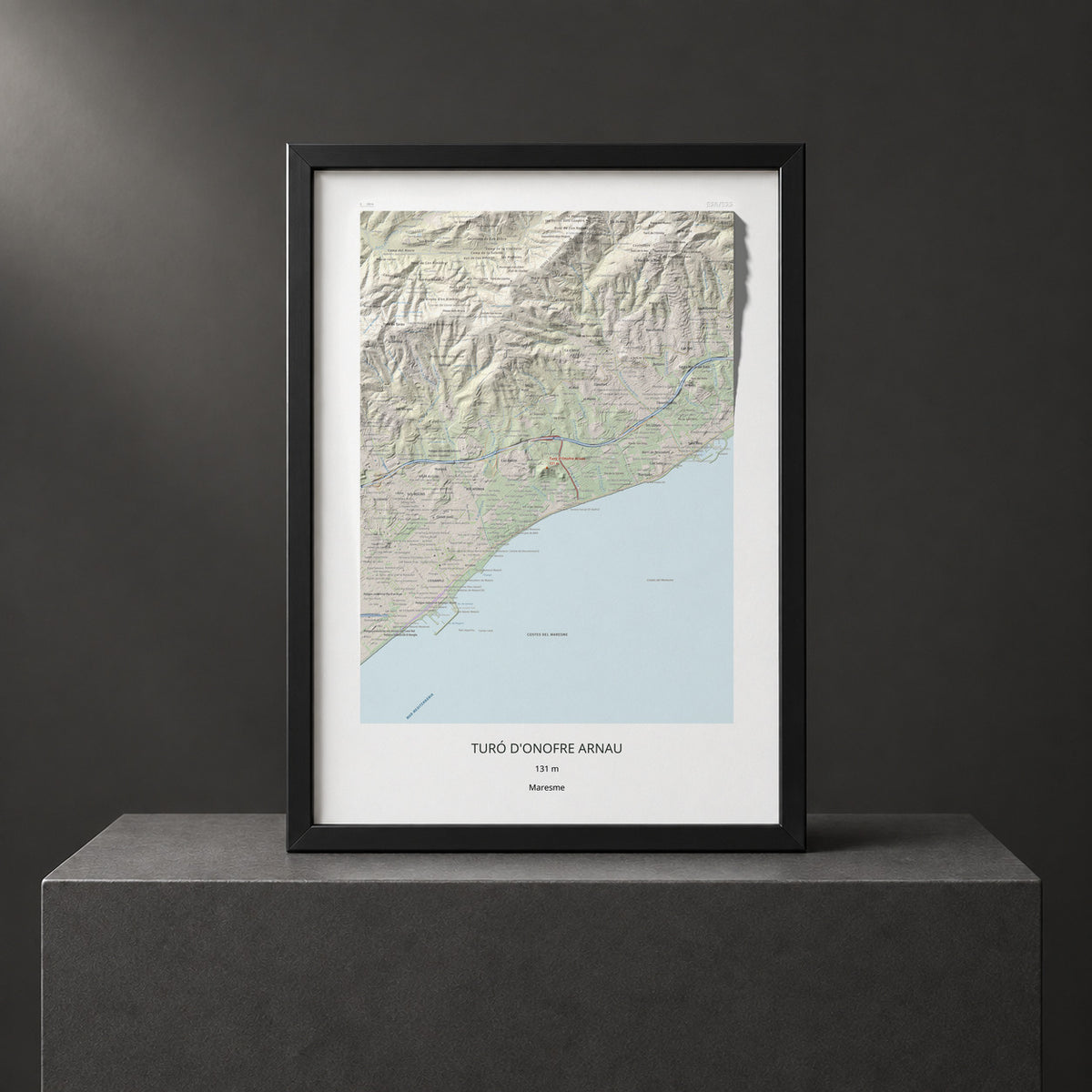 Mapa de relieve de Turó d'Onofre Arnau, 131 m, Maresme, lámina 100 Cims de Trobart. Presentación enmarcada. 50 × 70 cm.