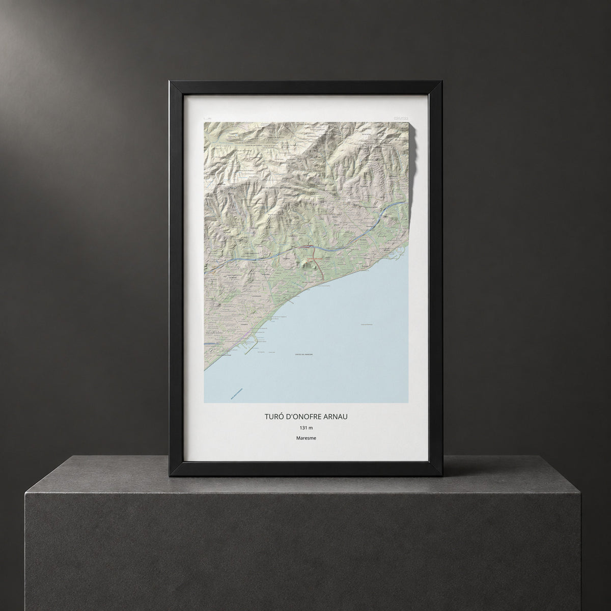 Mapa de relieve de Turó d'Onofre Arnau, 131 m, Maresme, lámina 100 Cims de Trobart. Presentación enmarcada. 61 × 91 cm.
