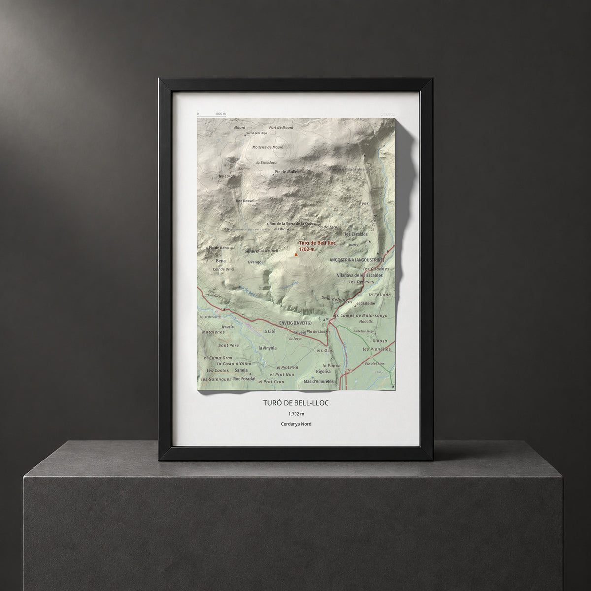Mapa de relieve de Turó de Bell-lloc, 1702 m, Cerdanya Nord, lámina 100 Cims de Trobart. Presentación enmarcada. 21 × 30 cm.