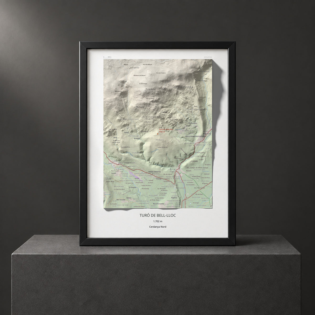 Mapa de relieve de Turó de Bell-lloc, 1702 m, Cerdanya Nord, lámina 100 Cims de Trobart. Presentación enmarcada. 30 × 40 cm.