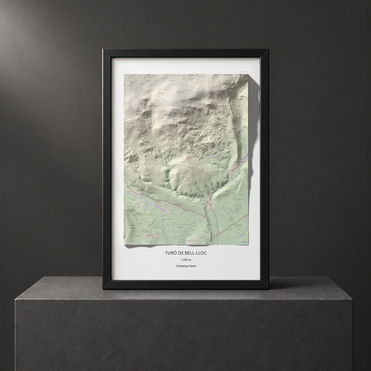 Mapa de relieve de Turó de Bell-lloc, 1702 m, Cerdanya Nord, lámina 100 Cims de Trobart. Presentación enmarcada. 61 × 91 cm.