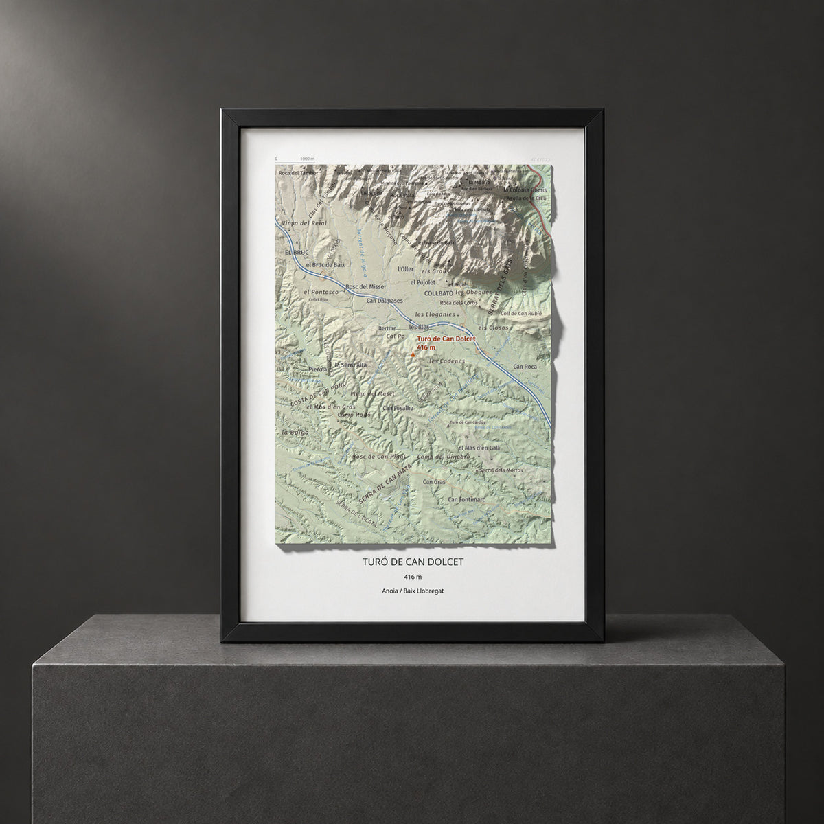 Mapa de relieve de Turó de Can Dolcet, 416 m, Anoia · Baix Llobregat, lámina 100 Cims de Trobart. Presentación enmarcada. 21 × 30 cm.
