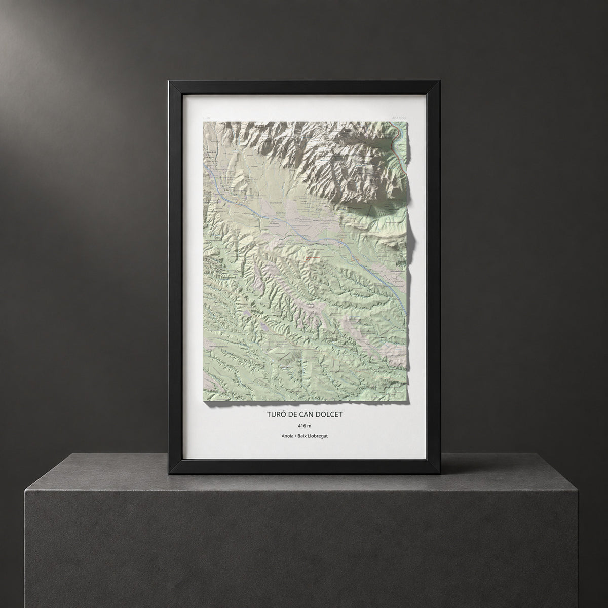 Mapa de relieve de Turó de Can Dolcet, 416 m, Anoia · Baix Llobregat, lámina 100 Cims de Trobart. Presentación enmarcada. 61 × 91 cm.