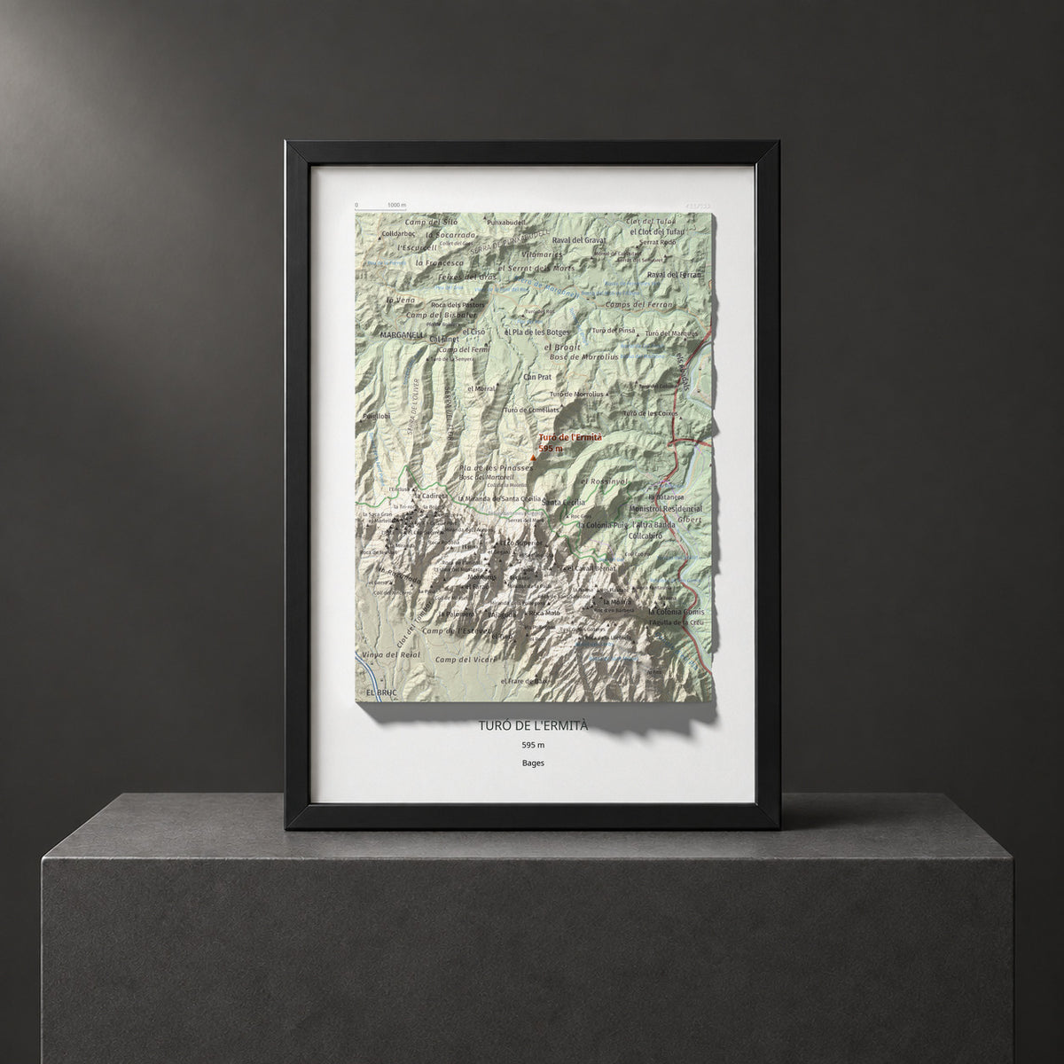 Mapa de relieve de Turó de l'Ermità, 595 m, Bages, lámina 100 Cims de Trobart. Presentación enmarcada. 21 × 30 cm.