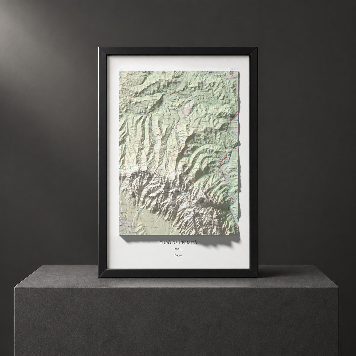 Mapa de relieve de Turó de l'Ermità, 595 m, Bages, lámina 100 Cims de Trobart. Presentación enmarcada. 61 × 91 cm.