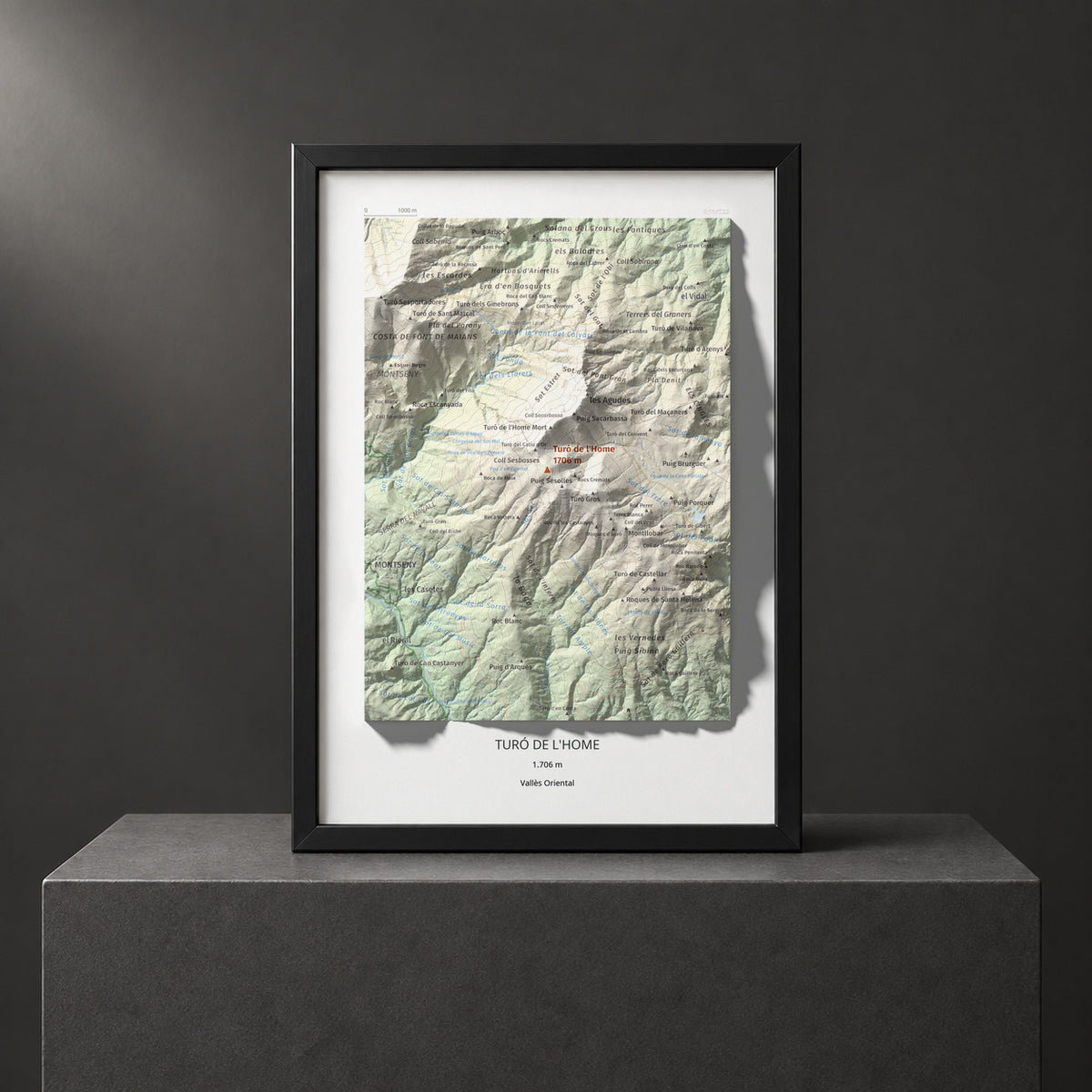 Mapa de relieve de Turó de l'Home, 1706 m, Vallès Oriental, lámina 100 Cims de Trobart. Presentación enmarcada. 21 × 30 cm.
