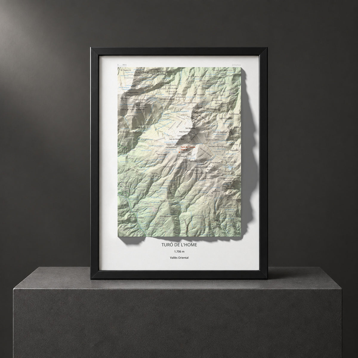 Mapa de relieve de Turó de l'Home, 1706 m, Vallès Oriental, lámina 100 Cims de Trobart. Presentación enmarcada. 30 × 40 cm.