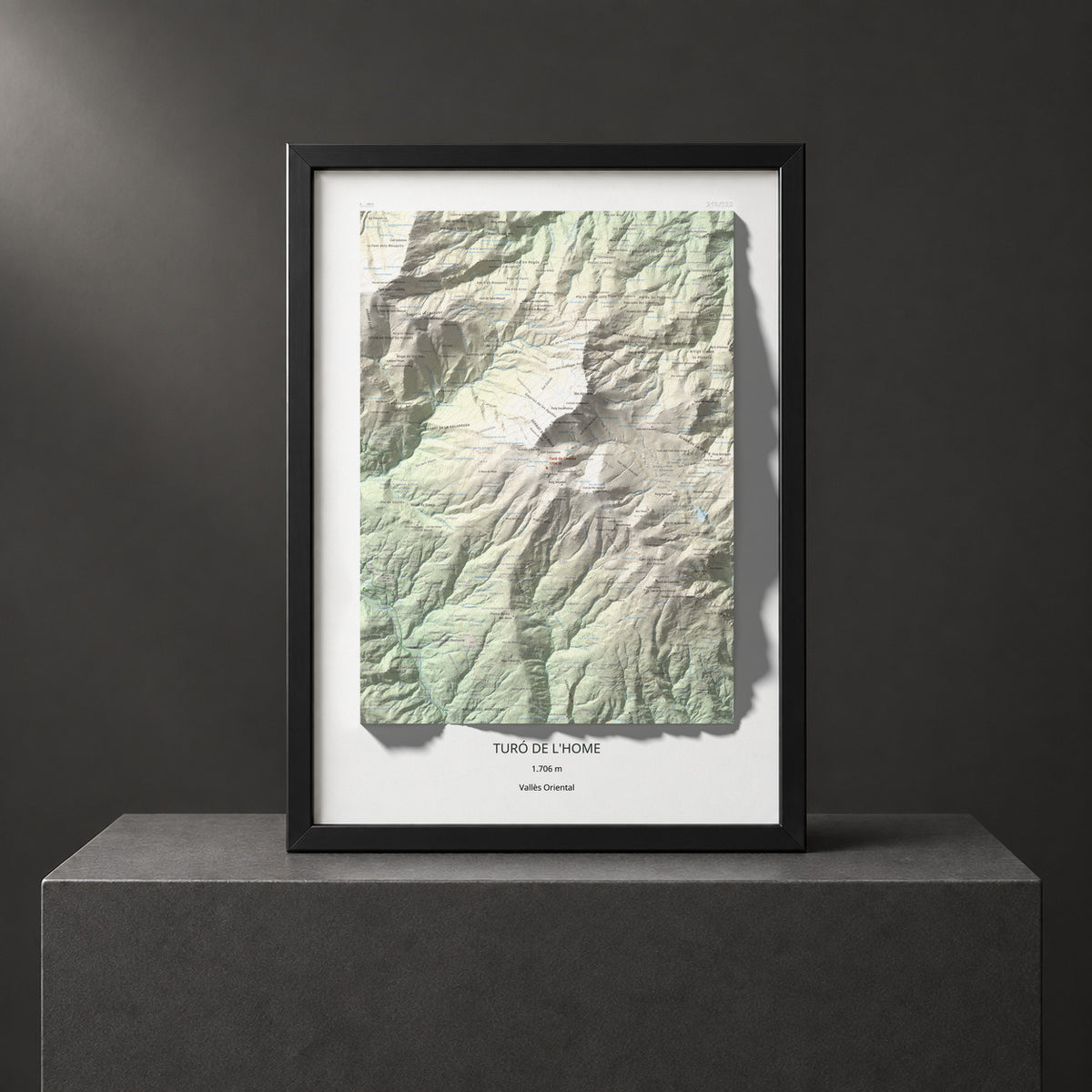 Mapa de relieve de Turó de l'Home, 1706 m, Vallès Oriental, lámina 100 Cims de Trobart. Presentación enmarcada. 50 × 70 cm.