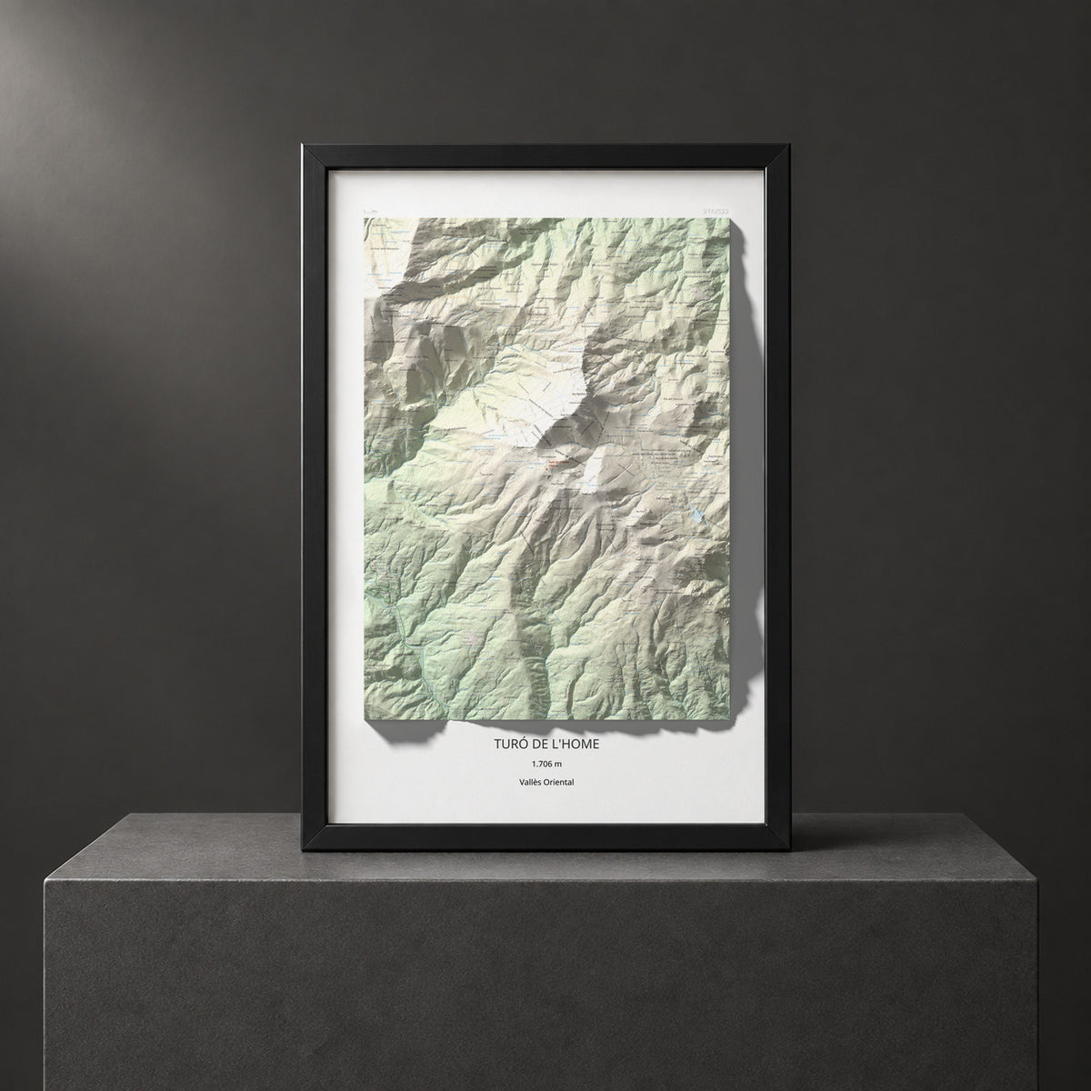 Mapa de relieve de Turó de l'Home, 1706 m, Vallès Oriental, lámina 100 Cims de Trobart. Presentación enmarcada. 61 × 91 cm.