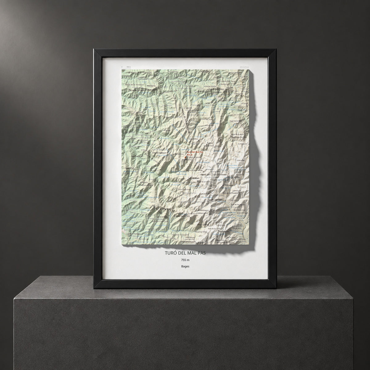 Mapa de relieve de Turó del Mal Pas, 755 m, Bages, lámina 100 Cims de Trobart. Presentación enmarcada. 30 × 40 cm.