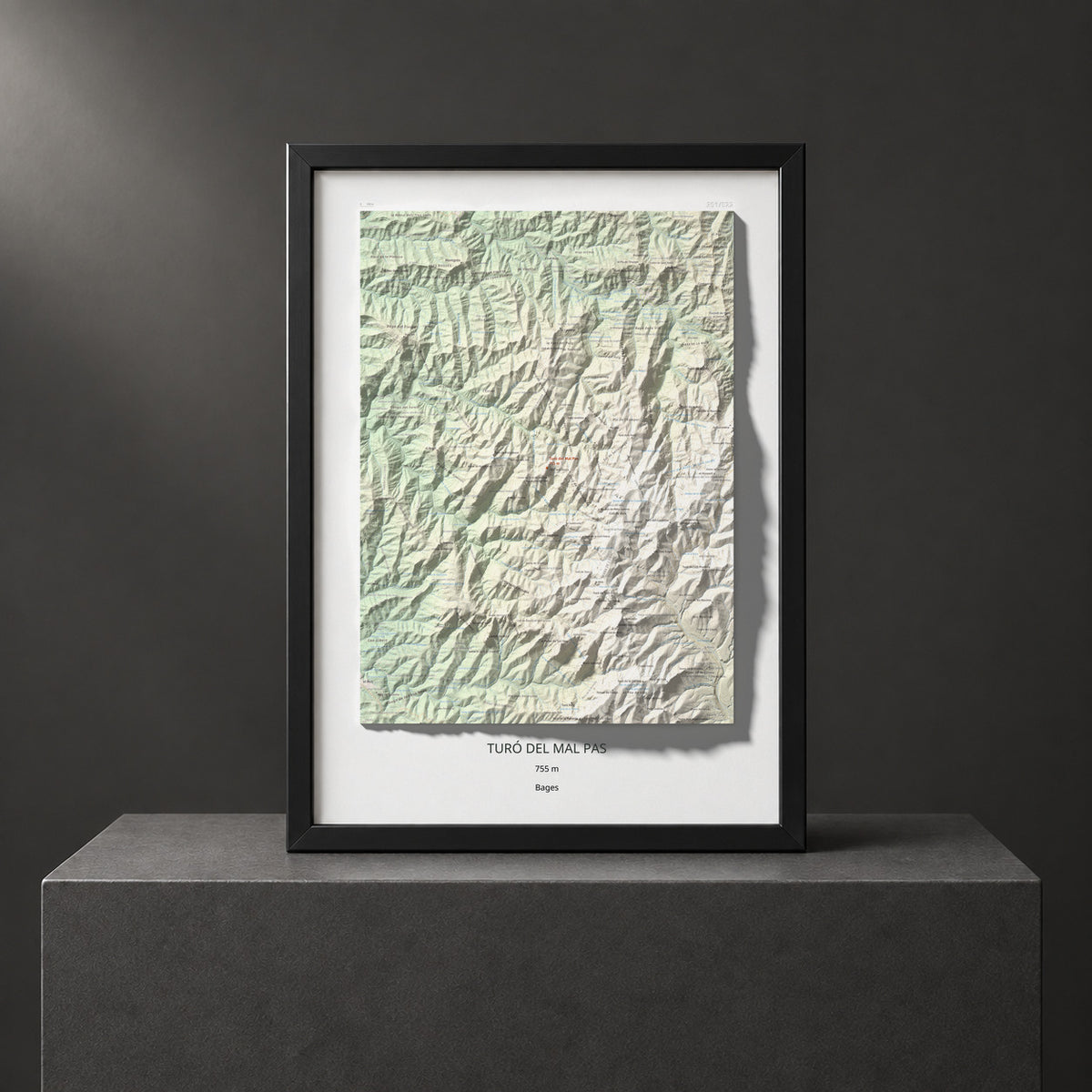 Mapa de relieve de Turó del Mal Pas, 755 m, Bages, lámina 100 Cims de Trobart. Presentación enmarcada. 50 × 70 cm.