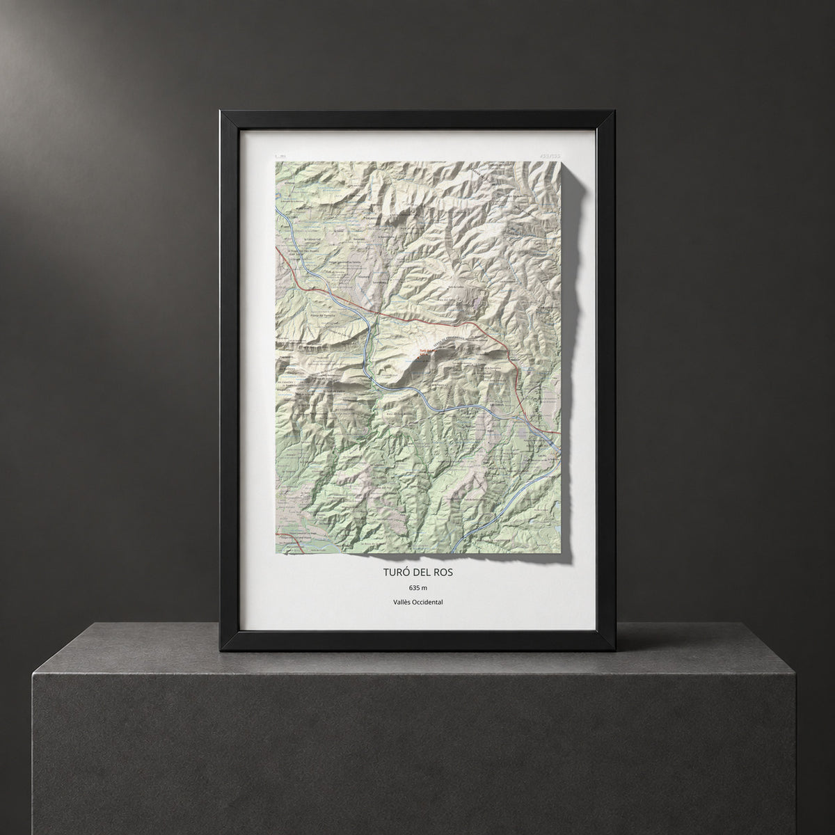 Mapa topográfico del relieve: Turó del Ros, 635 m. Presentación enmarcada. 50 × 70 cm.