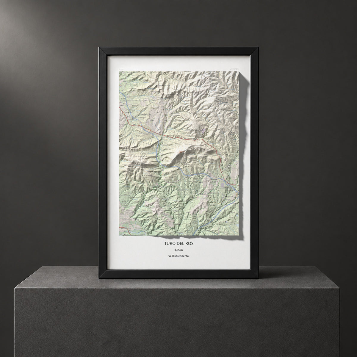 Mapa topográfico del relieve: Turó del Ros, 635 m. Presentación enmarcada. 61 × 91 cm.