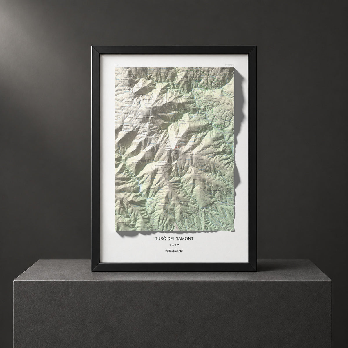 Mapa de relieve de Turó del Samont, 1273 m, Vallès Oriental, lámina 100 Cims de Trobart. Presentación enmarcada. 50 × 70 cm.