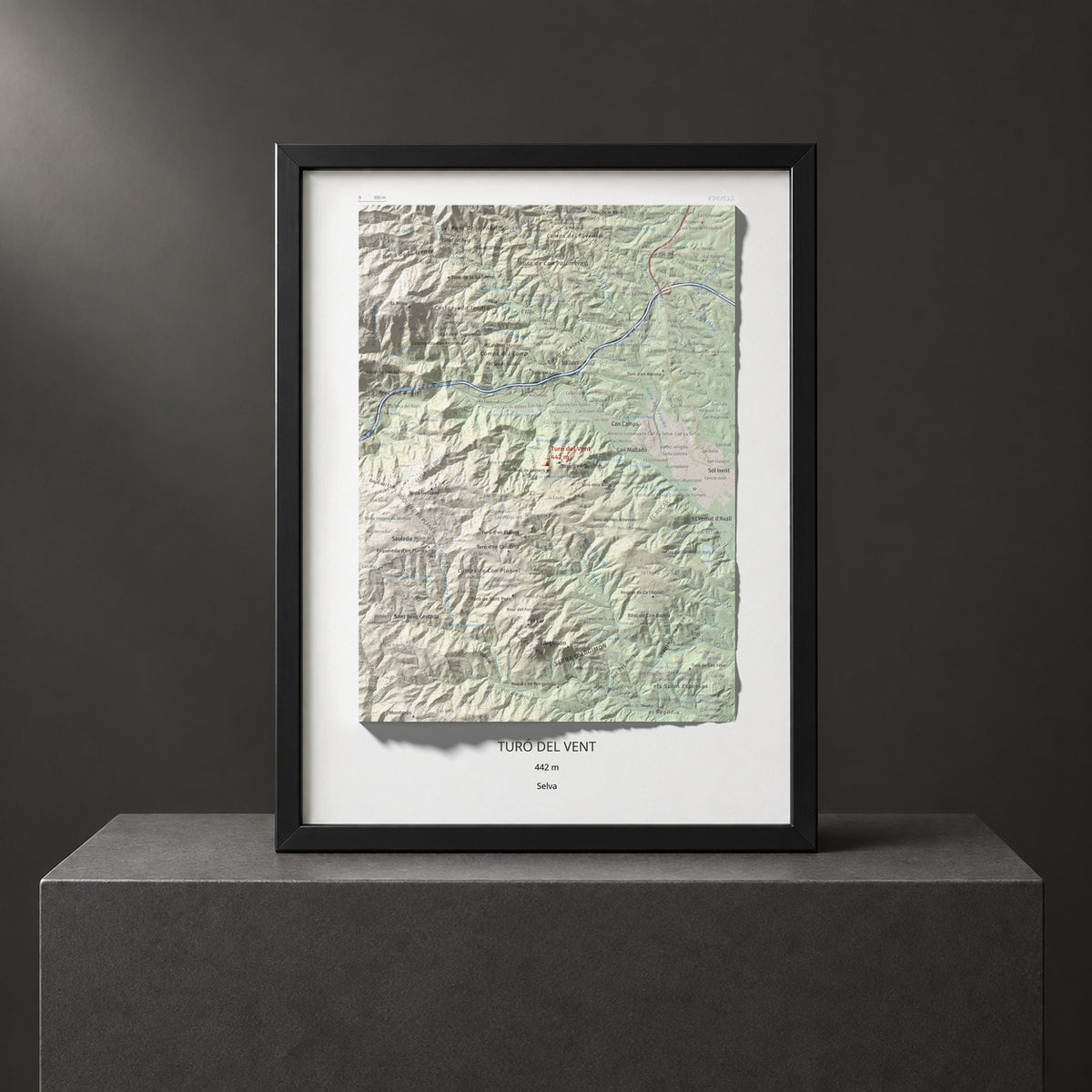 Mapa de relieve de Turó del Vent, 442 m, Selva, lámina 100 Cims de Trobart. Presentación enmarcada. 30 × 40 cm.