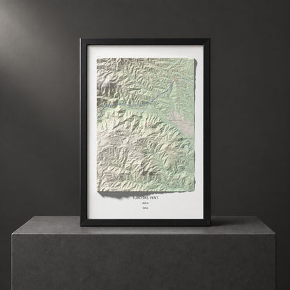 Mapa de relieve de Turó del Vent, 442 m, Selva, lámina 100 Cims de Trobart. Presentación enmarcada. 61 × 91 cm.