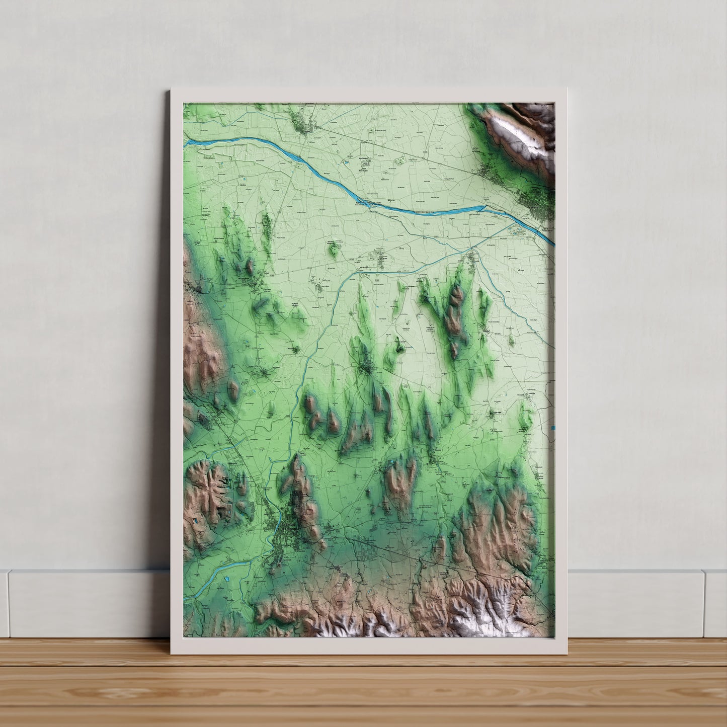 Mapa artístico del relieve de Ullastret, al Baix Empordà, con 15 km de entorno y base topográfica ICGC. Presentación enmarcada.
