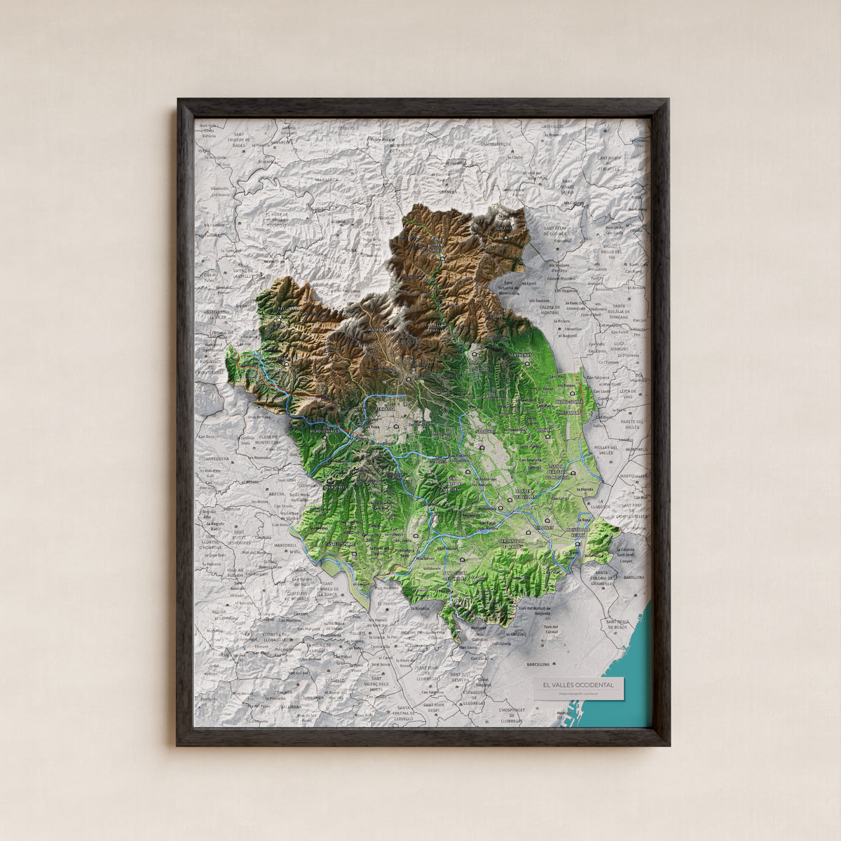 Mapa de relieve del Vallès Occidental, con el territorio en color y el entorno en blanco. Presentación con marco. 30 × 40 cm. Estilo Clásico.