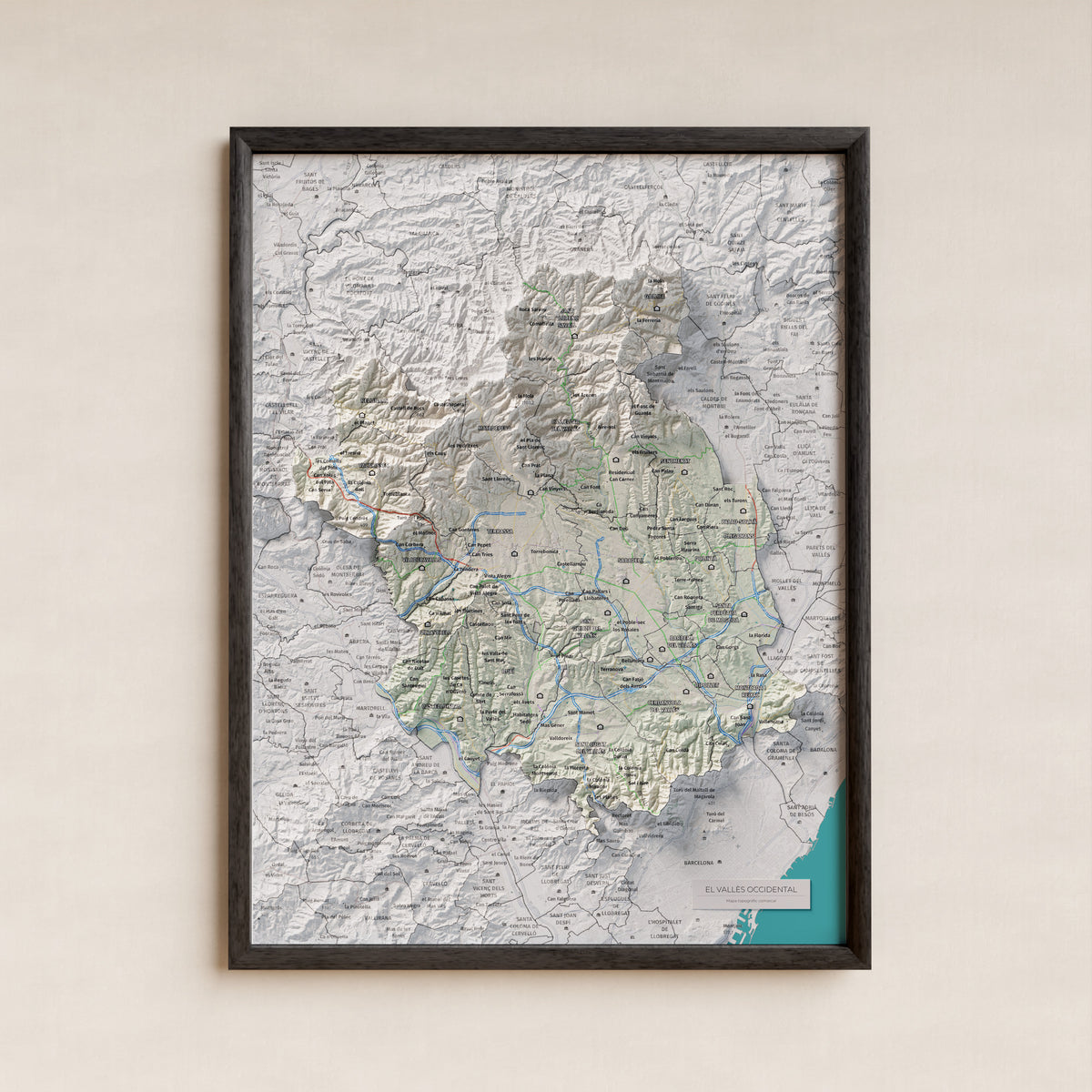 Mapa de relieve del Vallès Occidental, con el territorio en color y el entorno en blanco. Presentación con marco. 30 × 40 cm. Estilo Cartográfico.