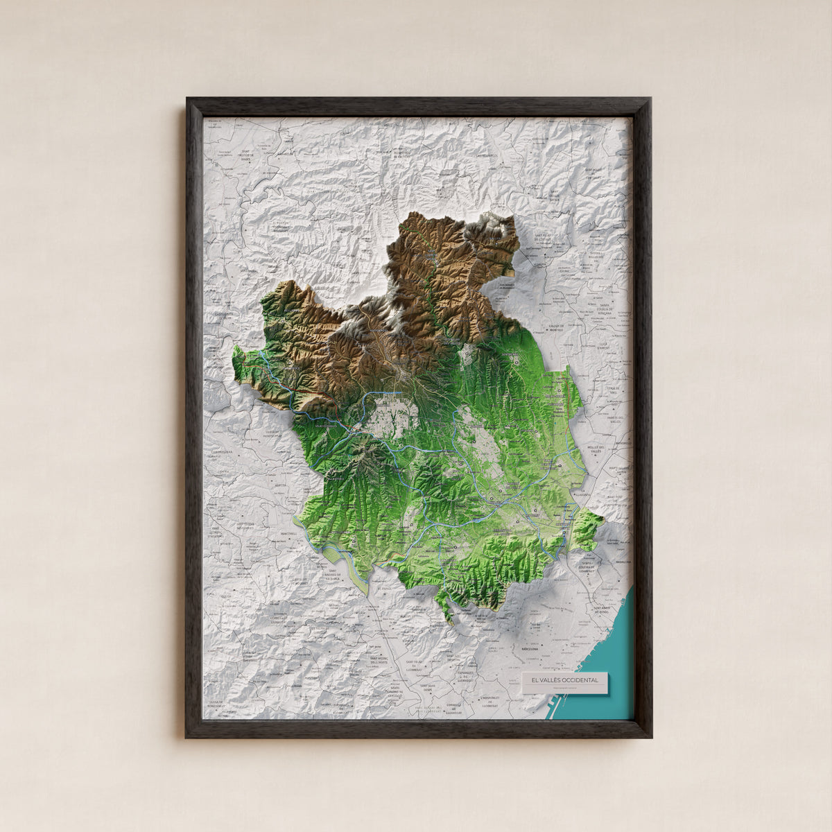 Mapa de relieve del Vallès Occidental, con el territorio en color y el entorno en blanco. Presentación con marco. 50 × 70 cm. Estilo Clásico.