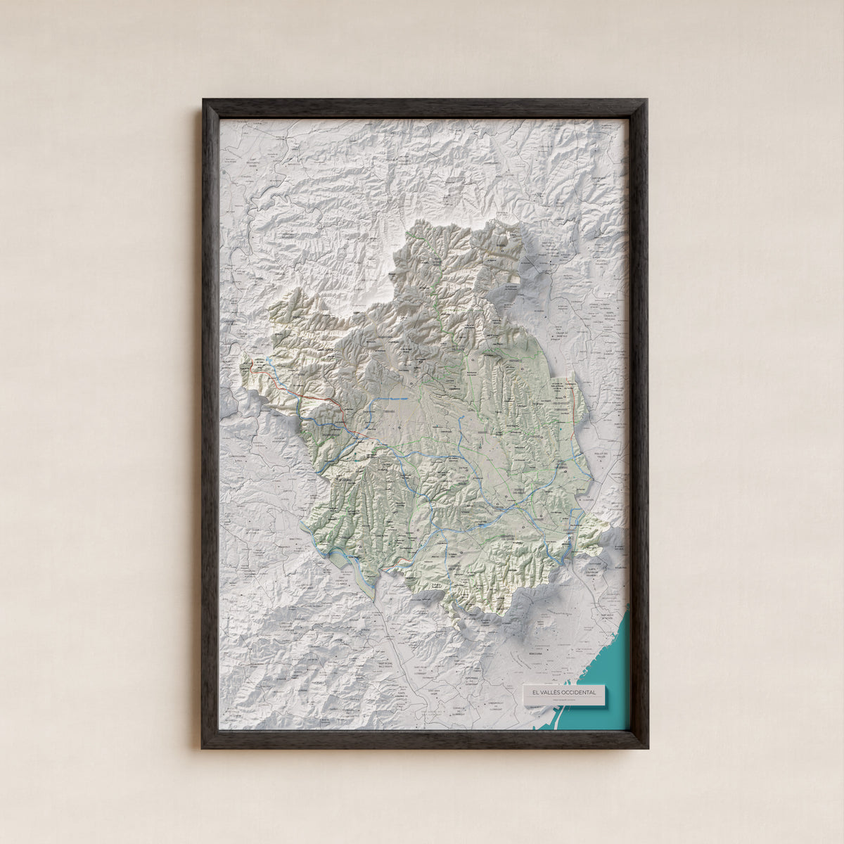 Mapa de relieve del Vallès Occidental, con el territorio en color y el entorno en blanco. Presentación con marco. 61 × 91 cm. Estilo Cartográfico.