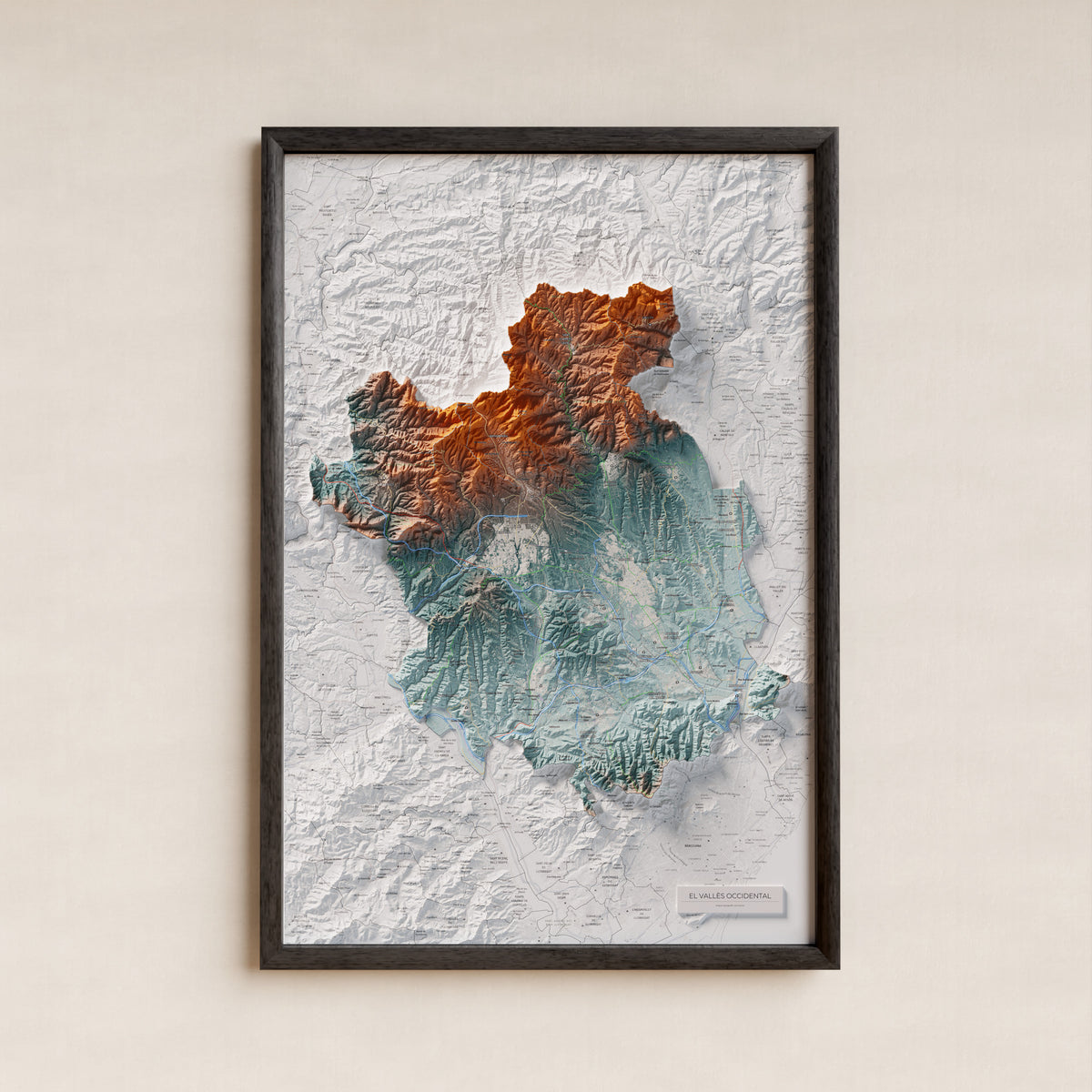 Mapa de relieve del Vallès Occidental, con el territorio en color y el entorno en blanco. Presentación con marco. 61 × 91 cm. Estilo Azul y naranja.