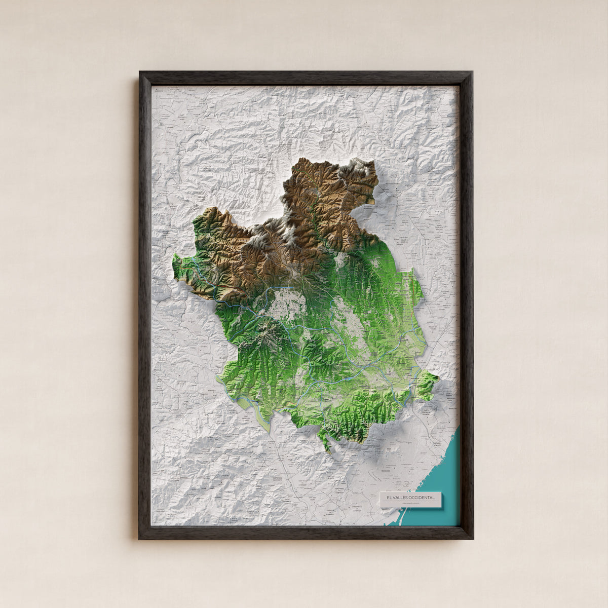 Mapa de relieve del Vallès Occidental, con el territorio en color y el entorno en blanco. Presentación con marco. 70 × 100 cm. Estilo Clásico.