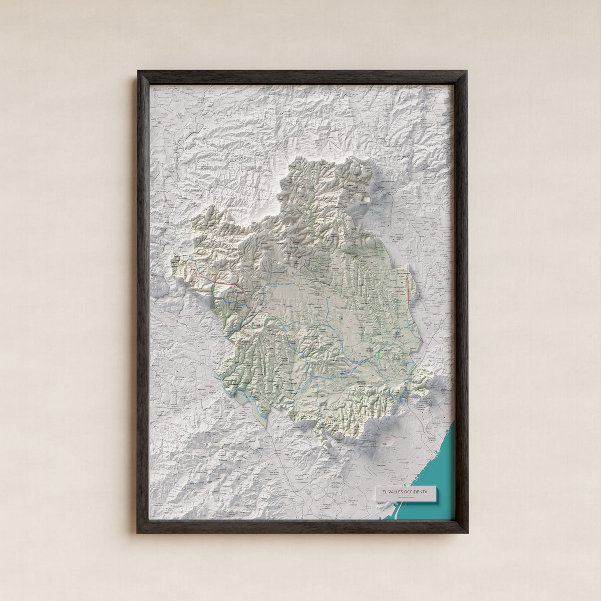 Mapa de relieve del Vallès Occidental, con el territorio en color y el entorno en blanco. Presentación con marco. 70 × 100 cm. Estilo Cartográfico.