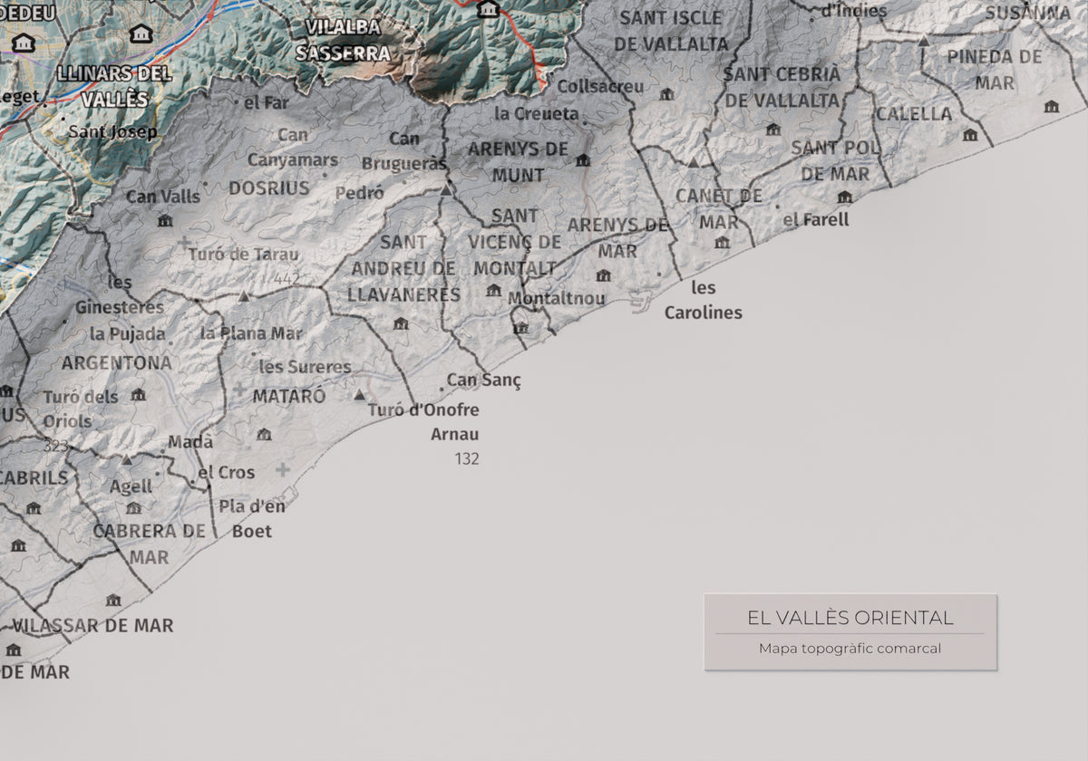 Mapa de relieve del Vallès Oriental, con el territorio en color y el entorno en blanco. Detalle de la zona inferior derecha. 21 × 30 cm. Estilo Azul y naranja.