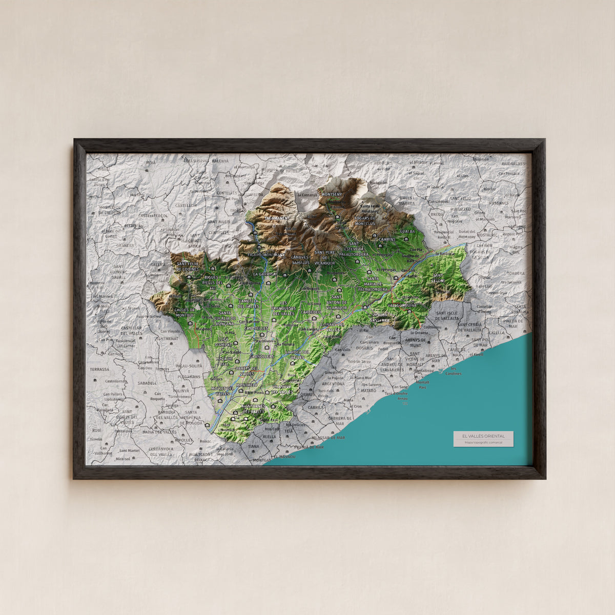 Mapa de relieve del Vallès Oriental, con el territorio en color y el entorno en blanco. Presentación con marco. 21 × 30 cm. Estilo Clásico.