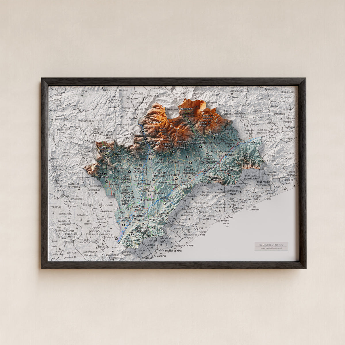 Mapa de relieve del Vallès Oriental, con el territorio en color y el entorno en blanco. Presentación con marco. 21 × 30 cm. Estilo Azul y naranja.