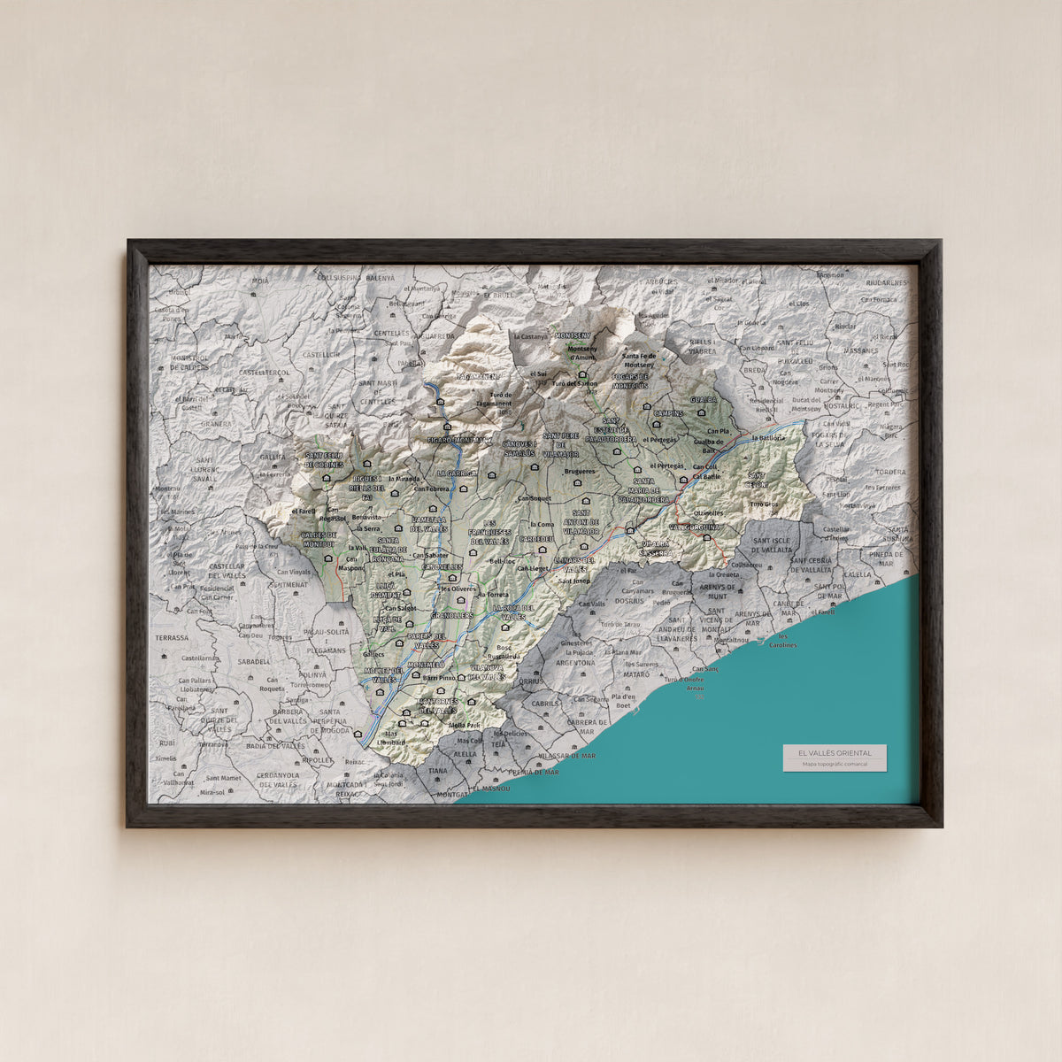 Mapa de relieve del Vallès Oriental, con el territorio en color y el entorno en blanco. Presentación con marco. 21 × 30 cm. Estilo Cartográfico.