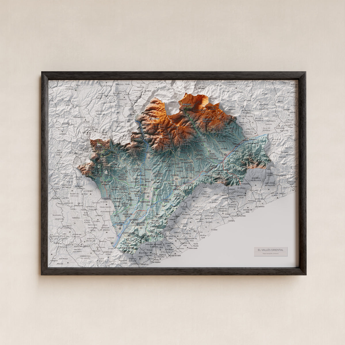 Mapa de relieve del Vallès Oriental, con el territorio en color y el entorno en blanco. Presentación con marco. 30 × 40 cm. Estilo Azul y naranja.